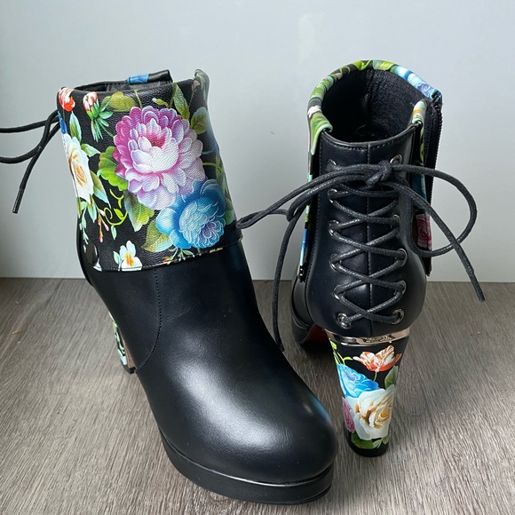 Black and floral faux leather heeled ankle boots with lace up back - Picture 5 of 7